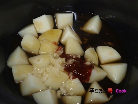 토마토가 들어가 상큼한 감자조림