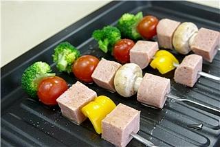 마늘밥위에 올린 스팸케밥(SPAM Kabob)